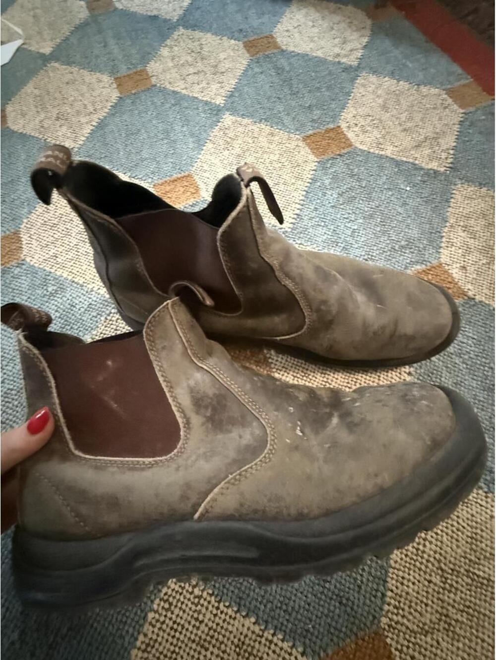 Blundstone Men’s 12 Brown leather Chelsea boots with a distressed look